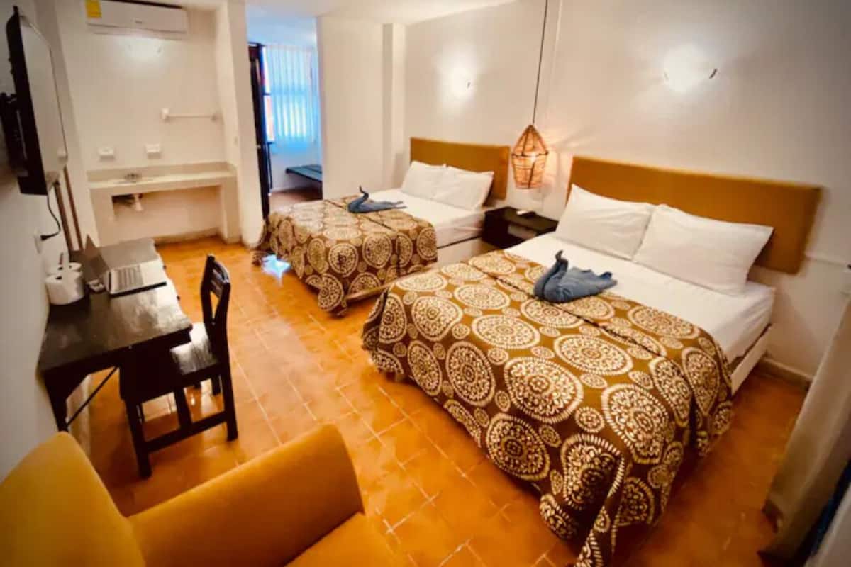 Habitación familiar (RC04) | Decoración personalizada, escritorio, wifi y ropa de cama