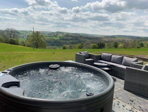 Outdoor spa tub - Irfon Timber Frame Pod with Private Hot Tub (Llandeilo Graban)