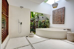 Baignoire, savon, shampoing, papier toilette