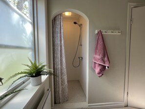 Douche, sèche-cheveux, serviettes fournies, savon
