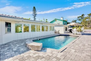 Piscine chauffée, chaises longues