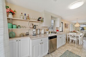Fridge, microwave, oven, stovetop - Mykonos: Beautifully updated with heated pool, moments to the Gulf (Anna Maria)