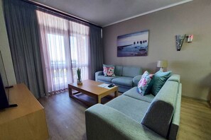 Living area - First Group Brookes Hill Suites (Gqeberha (Port Elizabeth))