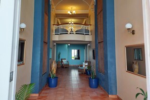 Lobby sitting area - First Group Brookes Hill Suites (Gqeberha (Port Elizabeth))