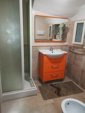 Dusj, hårføner, badekåper og bidé