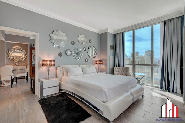 1 habitación, caja de seguridad en la habitación y escritorio