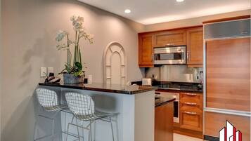 Een koelkast, een microgolfoven, een oven, een kookplaat