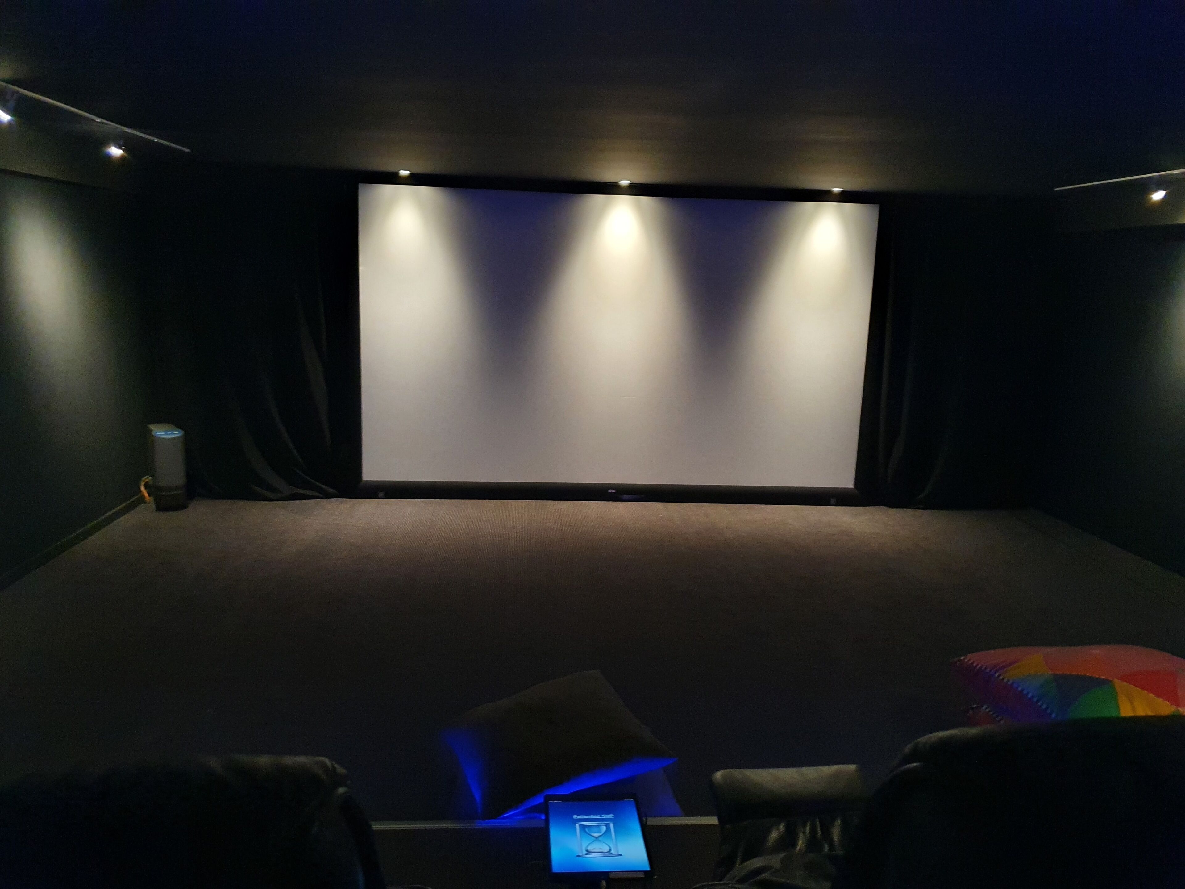 Télévision, cheminée, lecteur de DVD, imprimantes