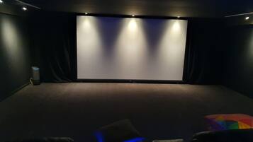 Télévision, cheminée, lecteur de DVD, imprimantes