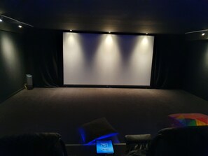 Fernseher, Kamin, DVD-Player, Drucker