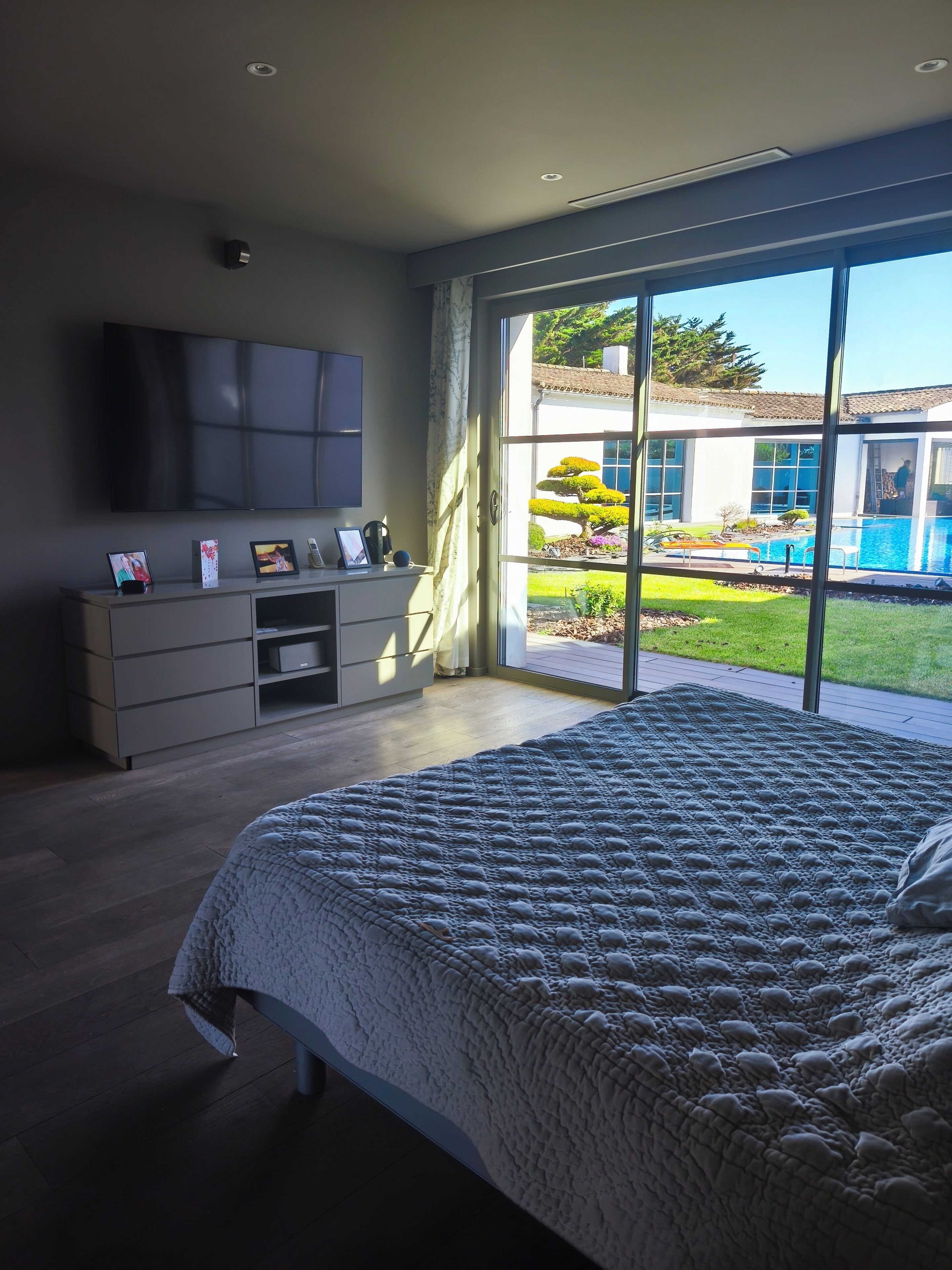 8 chambres, bureau, fer et planche à repasser, lit parapluie