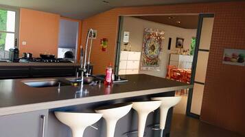 Réfrigérateur, micro-ondes, four, plaque de cuisson