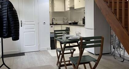 L'appartement dispose d'un lit, d'un canapé-lit et d'une cuisine avec un réfrigérateur