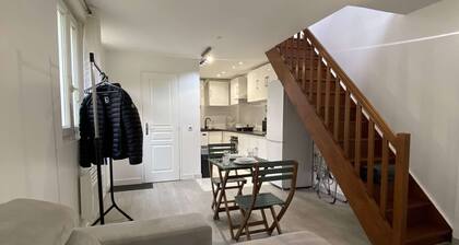 L'appartement dispose d'un lit, d'un canapé-lit et d'une cuisine avec un réfrigérateur