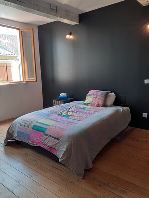 4 bedrooms, desk, iron/ironing board, WiFi