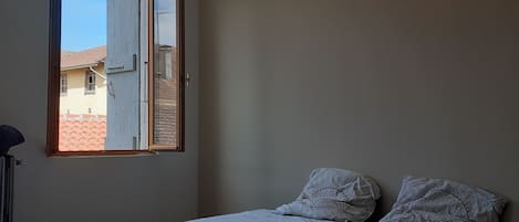 4 bedrooms, desk, iron/ironing board, WiFi