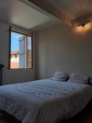 5 habitaciones, escritorio, tabla de planchar con plancha y wifi 