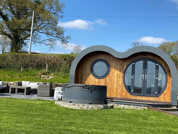 Terrace/patio - Wye Timber Frame Pod with Private Hot Tub (Llandeilo Graban)