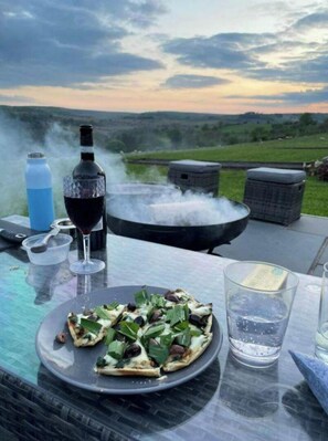 Outdoor dining - Wye Timber Frame Pod with Private Hot Tub (Llandeilo Graban)