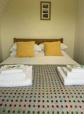 1 bedroom, free WiFi, bed sheets - Wye Timber Frame Pod with Private Hot Tub (Llandeilo Graban)