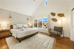 2 habitaciones, escritorio y tabla de planchar con plancha