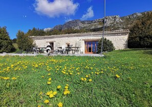 Exterior - Very pretty, bright, south-facing sheepfold on an organic farm in the Verdon.  (Var)