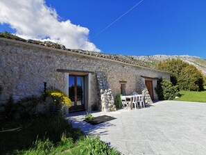 Outdoor dining - Very pretty, bright, south-facing sheepfold on an organic farm in the Verdon.  (Var)