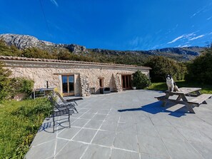 Outdoor dining - Very pretty, bright, south-facing sheepfold on an organic farm in the Verdon.  (Var)