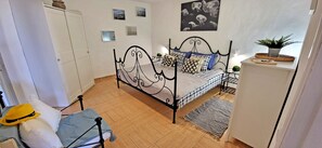 1 slaapkamer, een strijkplank/strijkijzer, gratis wifi, beddengoed