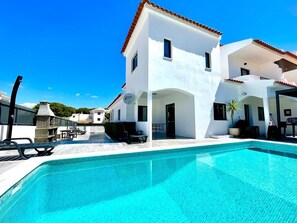 Una piscina al aire libre, una piscina climatizada