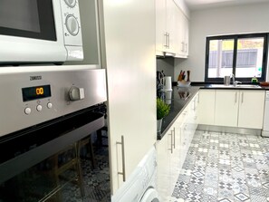 Refrigerador, microondas, horno y parrilla de estufa 