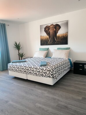 10 habitaciones, tabla de planchar con plancha, wifi y ropa de cama 