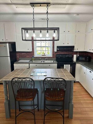 冷蔵庫、電子レンジ、オーブン、コンロ