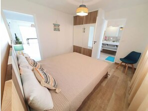 2 bedrooms, in-room safe, iron/ironing board, free WiFi