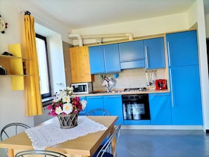 Apartment | Eigene Küche | Großer Kühlschrank, Ofen, Herdplatte, Espressomaschine