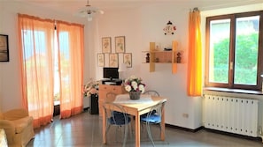 Apartamento | Área de estar | TV de tela plana 34 polegadas com canais a cabo, TV