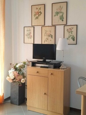 Apartment | Wohnbereich | 34-Zoll-Flachbildfernseher mit Kabelempfang, Fernseher