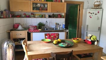 Refrigerador, horno, parrilla de estufa y tetera eléctrica