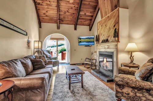 3-Bed Townhouse with Scenic Views & Patio