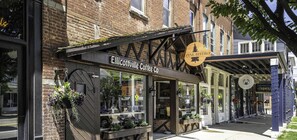 Une devanture de magasin avec une enseigne indiquant « Elicottville Coffee Co. » et « Alpine Bistro ».