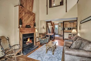 Een televisie en een open haard