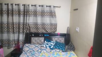 2 bedrooms, iron/ironing board, bed sheets