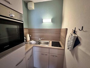 Fridge, oven, stovetop, coffee/tea maker