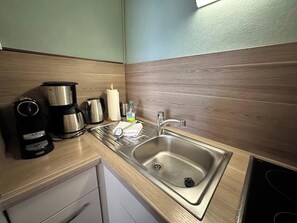 Frigorifero, forno, piano cottura, macchina per tè/caffè