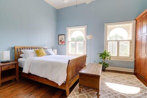 3 bedrooms, desk, iron/ironing board, travel crib
