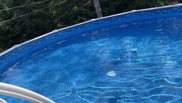 Una piscina al aire libre, una piscina climatizada