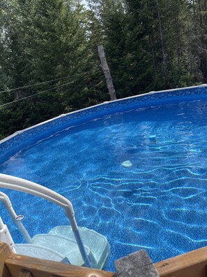 Una piscina al aire libre, una piscina climatizada