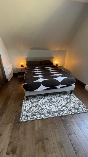 3 habitaciones, escritorio, tabla de planchar con plancha y wifi gratis