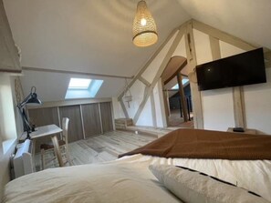 2 soverom, skrivebord, strykejern/-brett og reiseseng for barn