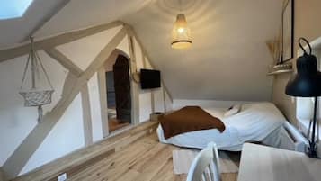 2 bedrooms, desk, iron/ironing board, travel crib